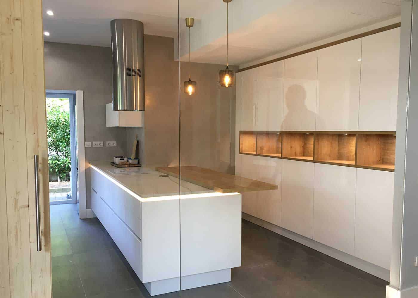 Diseño de cocina en blanco y madera - Imagen 1