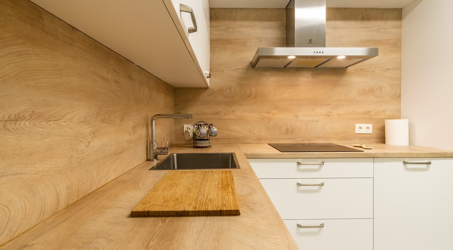 Cocina con encimera tipo madera