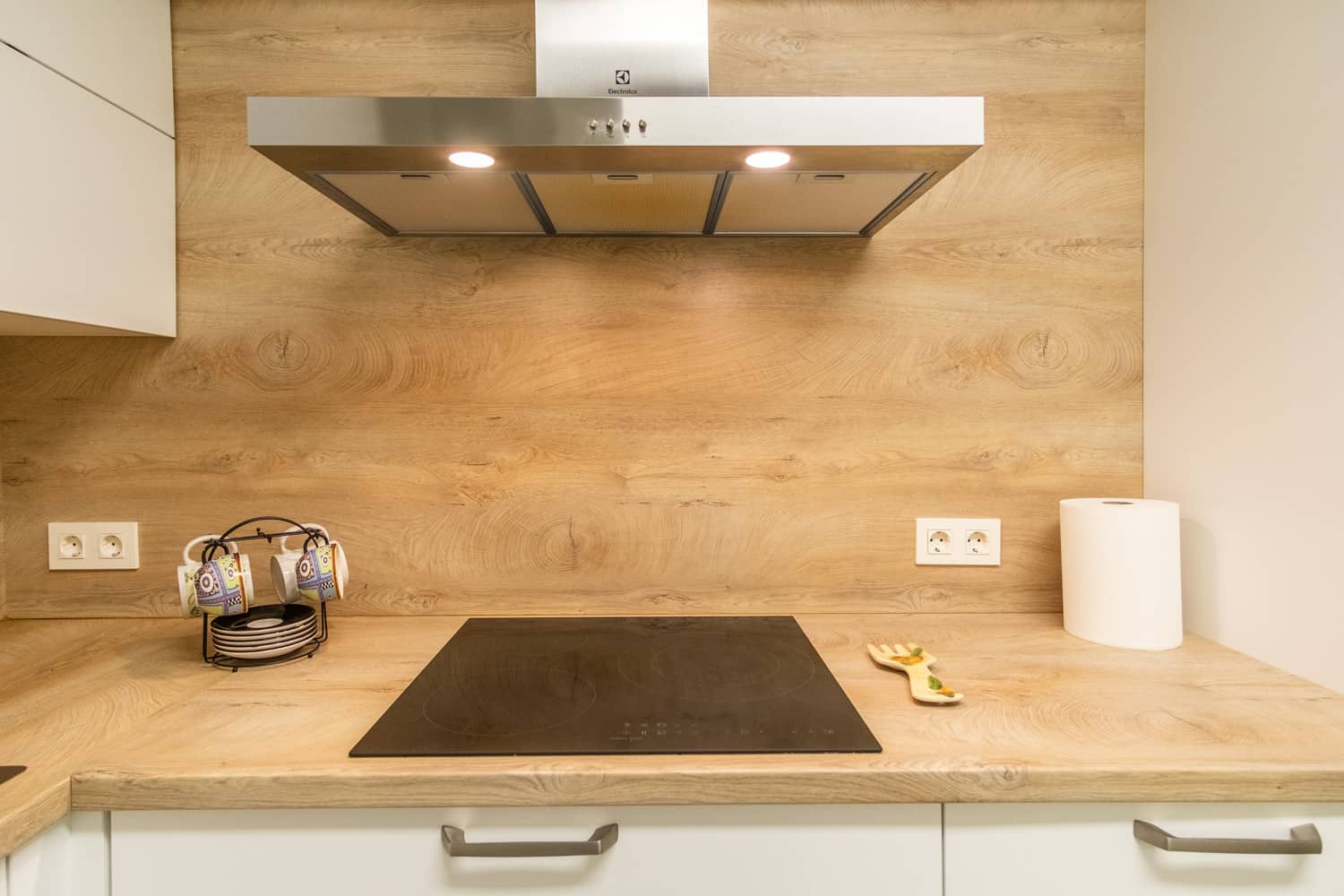 Cocina con encimera tipo madera - Imagen 1