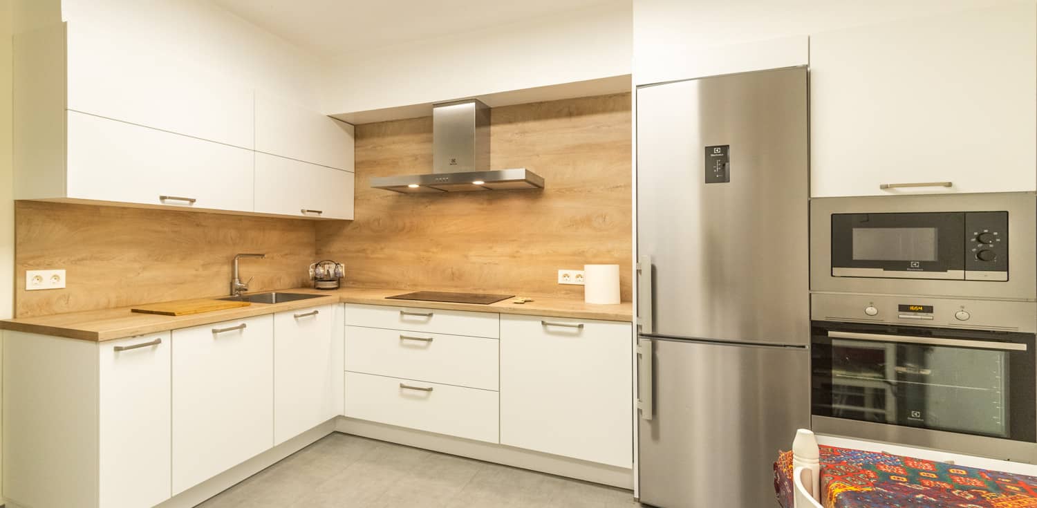 Cocina con encimera tipo madera - Imagen 2