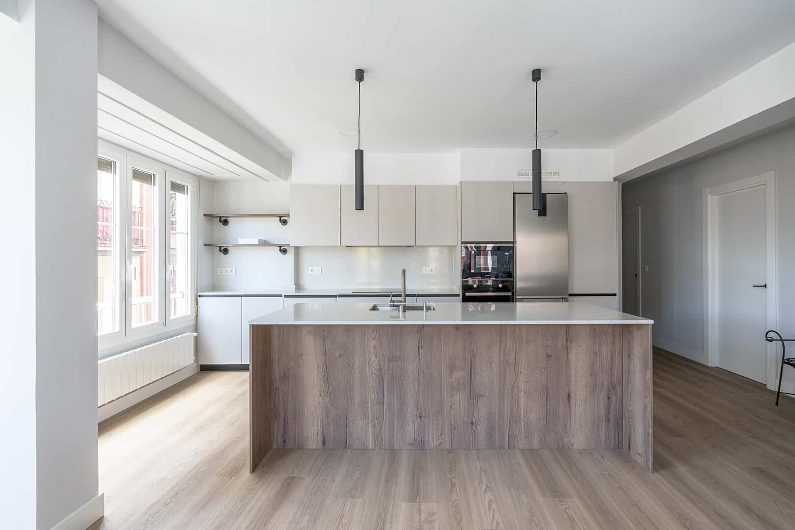 Cocina gris seda con isla en nogal natural