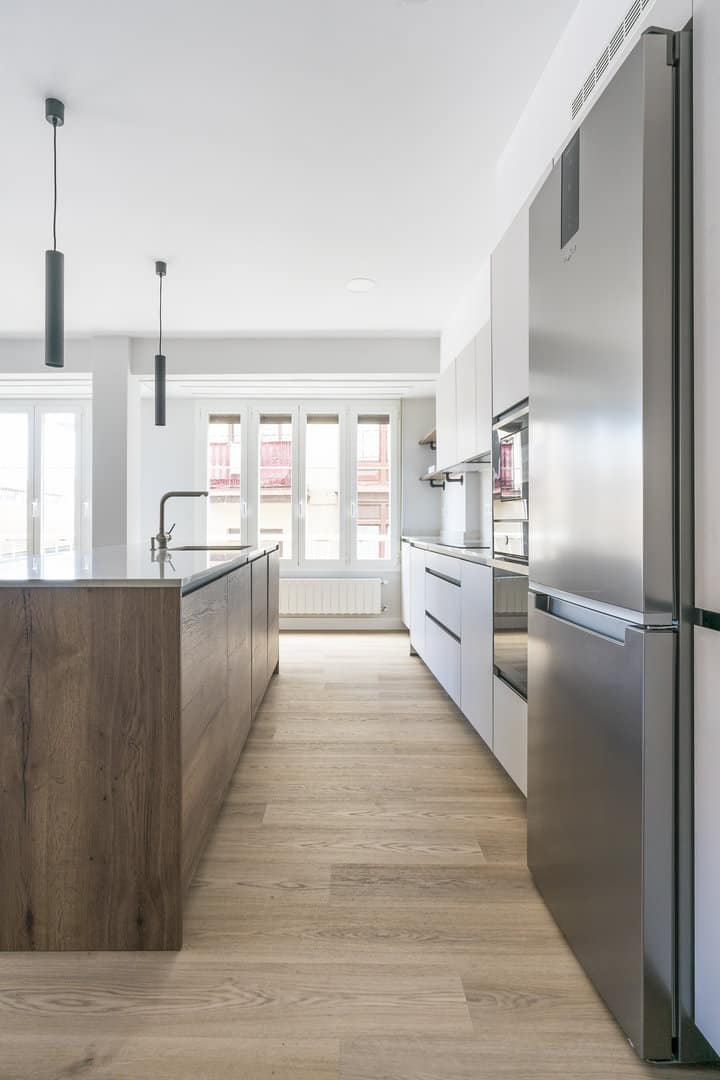 Cocina gris seda con isla en nogal natural - Imagen 1