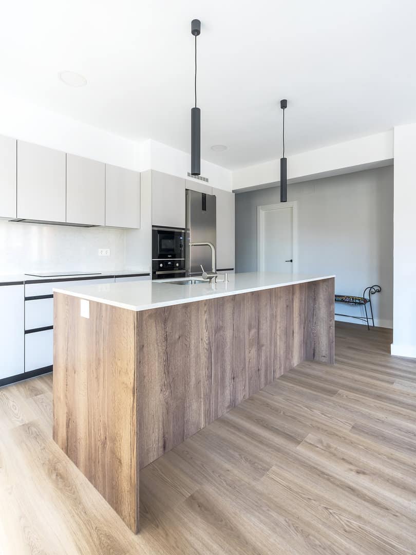 Cocina gris seda con isla en nogal natural - Imagen 2