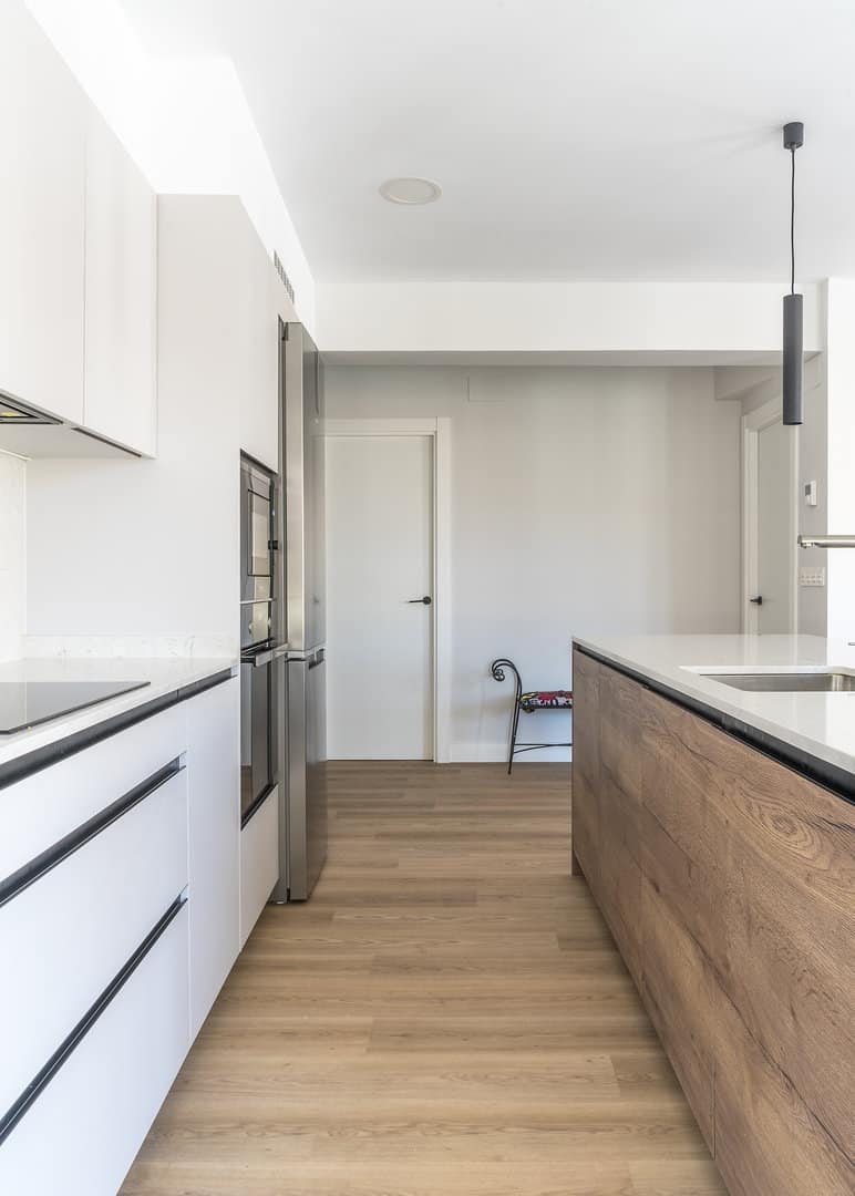 Cocina gris seda con isla en nogal natural - Imagen 3