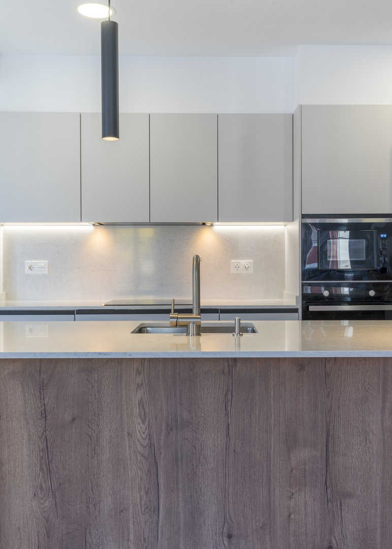 Cocina gris seda con isla en nogal natural - Imagen 4