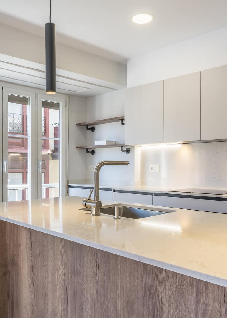 Cocina gris seda con isla en nogal natural - Imagen 5