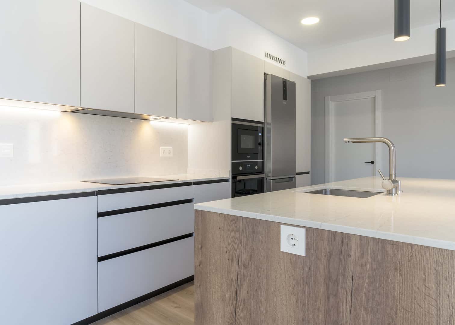 Cocina gris seda con isla en nogal natural - Imagen 6