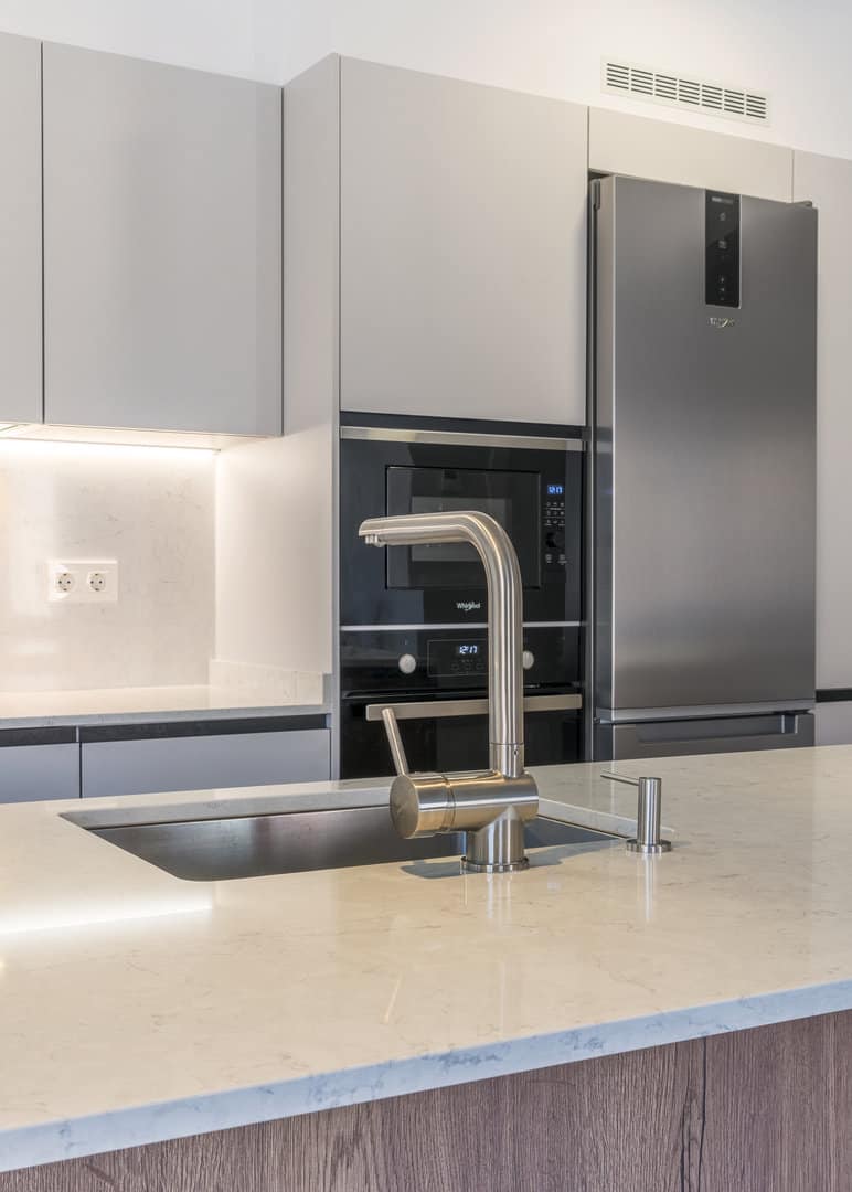 Cocina gris seda y nogal - Imagen 7