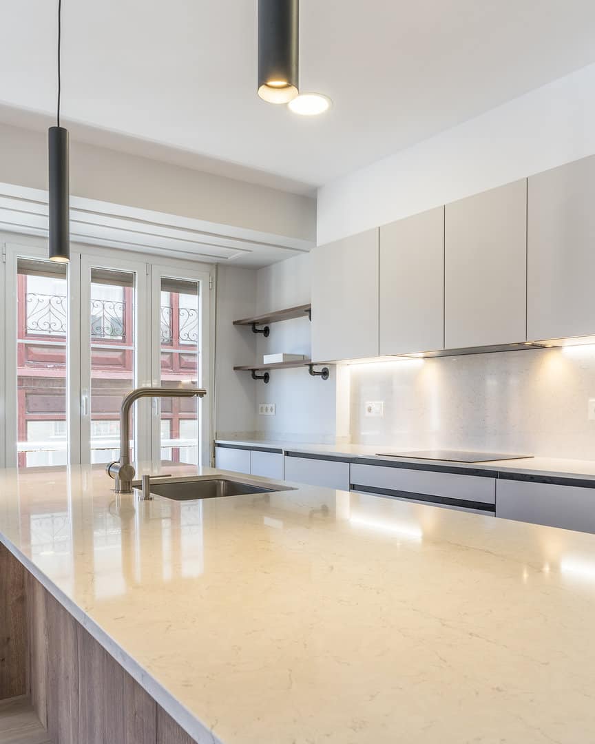 Cocina gris seda con isla en nogal natural - Imagen 8