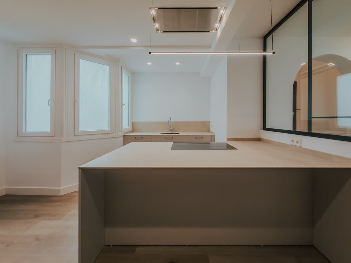 Cocina con isla y cerramiento de cristal - Imagen 2