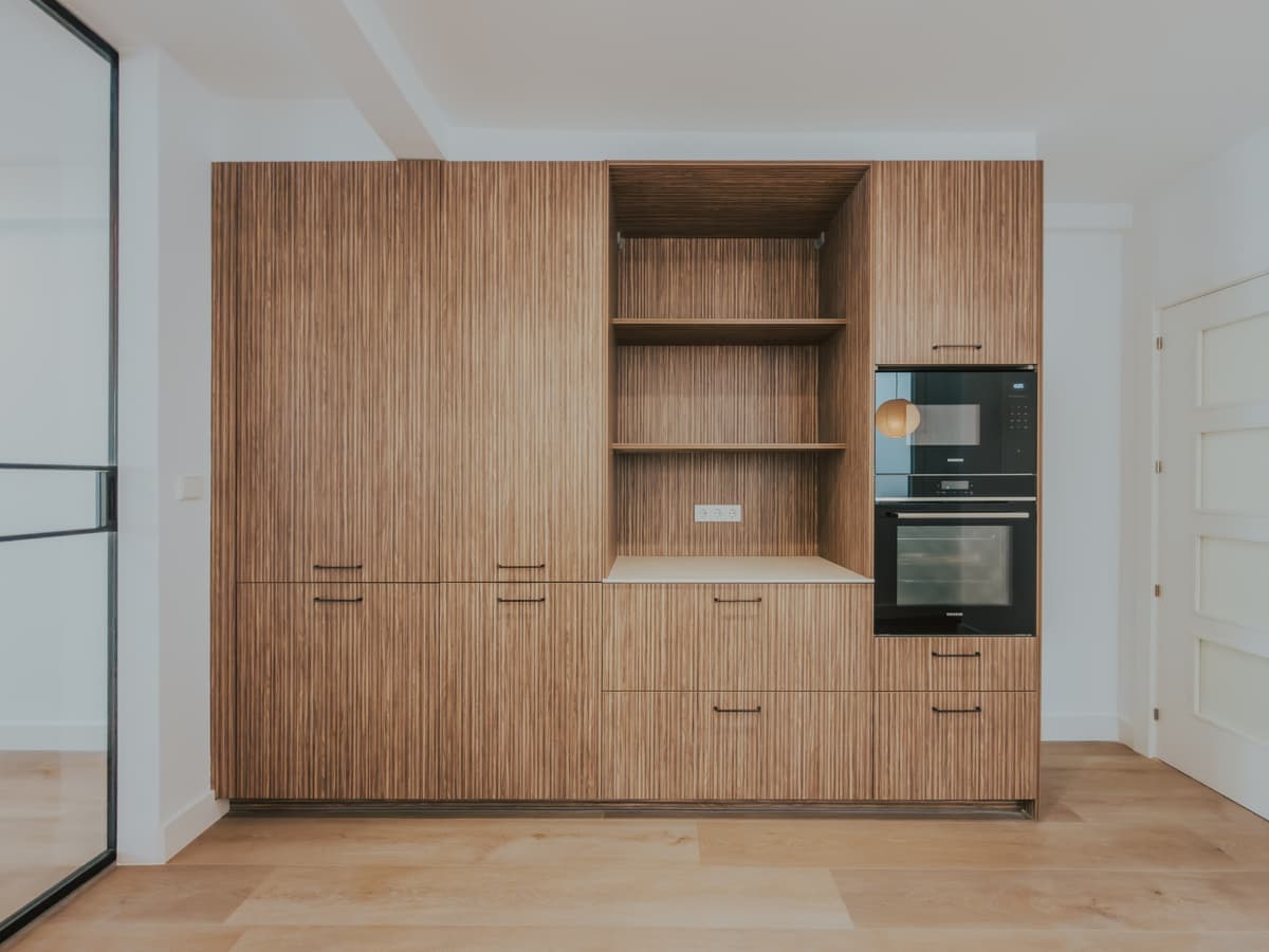 Cocina con isla y cerramiento de cristal - Imagen 6