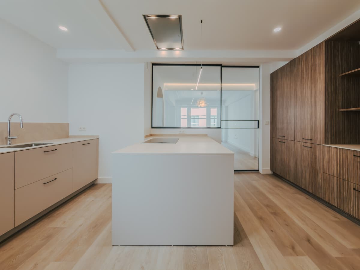 Cocina con isla y cerramiento de cristal