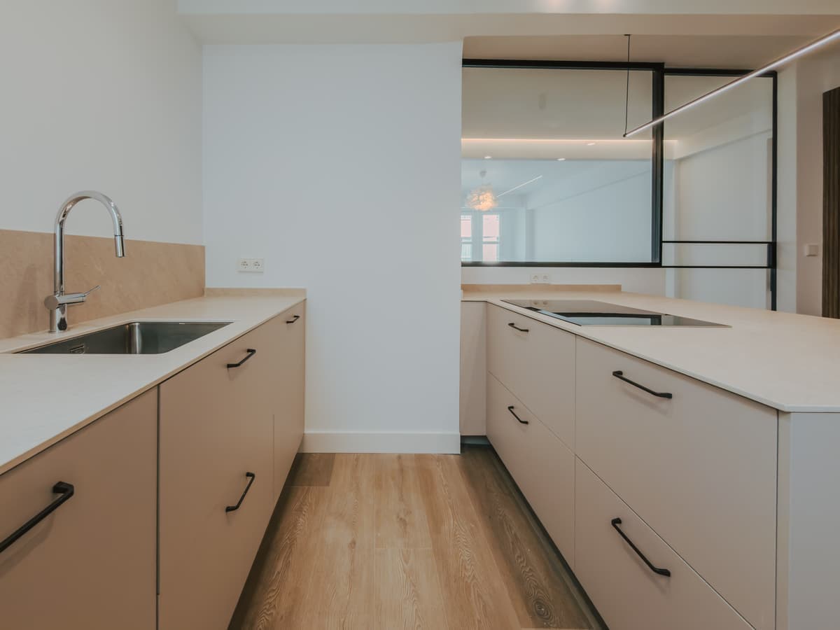 Cocina con isla y cerramiento de cristal - Imagen 3