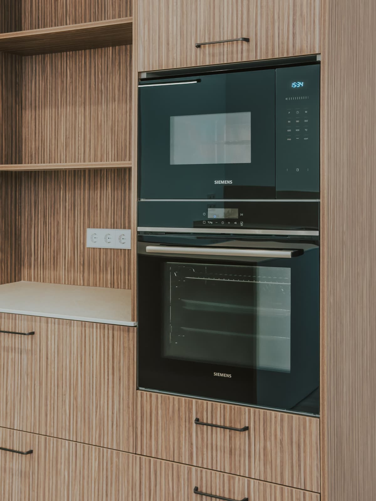 Cocina con isla y cerramiento de cristal - Imagen 1