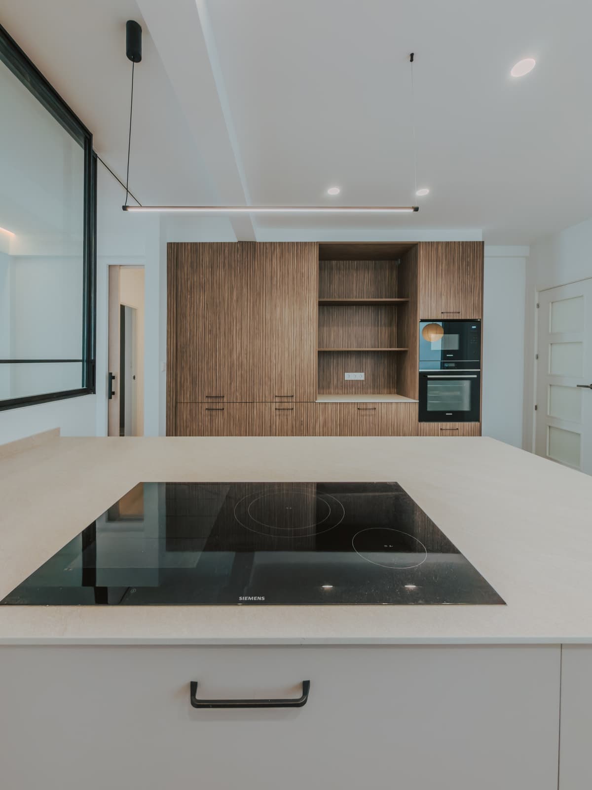 Cocina con isla y cerramiento de cristal - Imagen 4