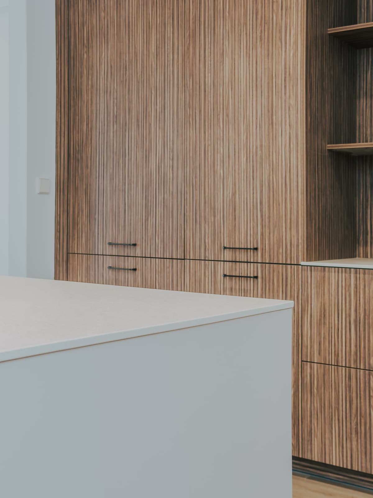 Cocina con isla y cerramiento de cristal - Imagen 9