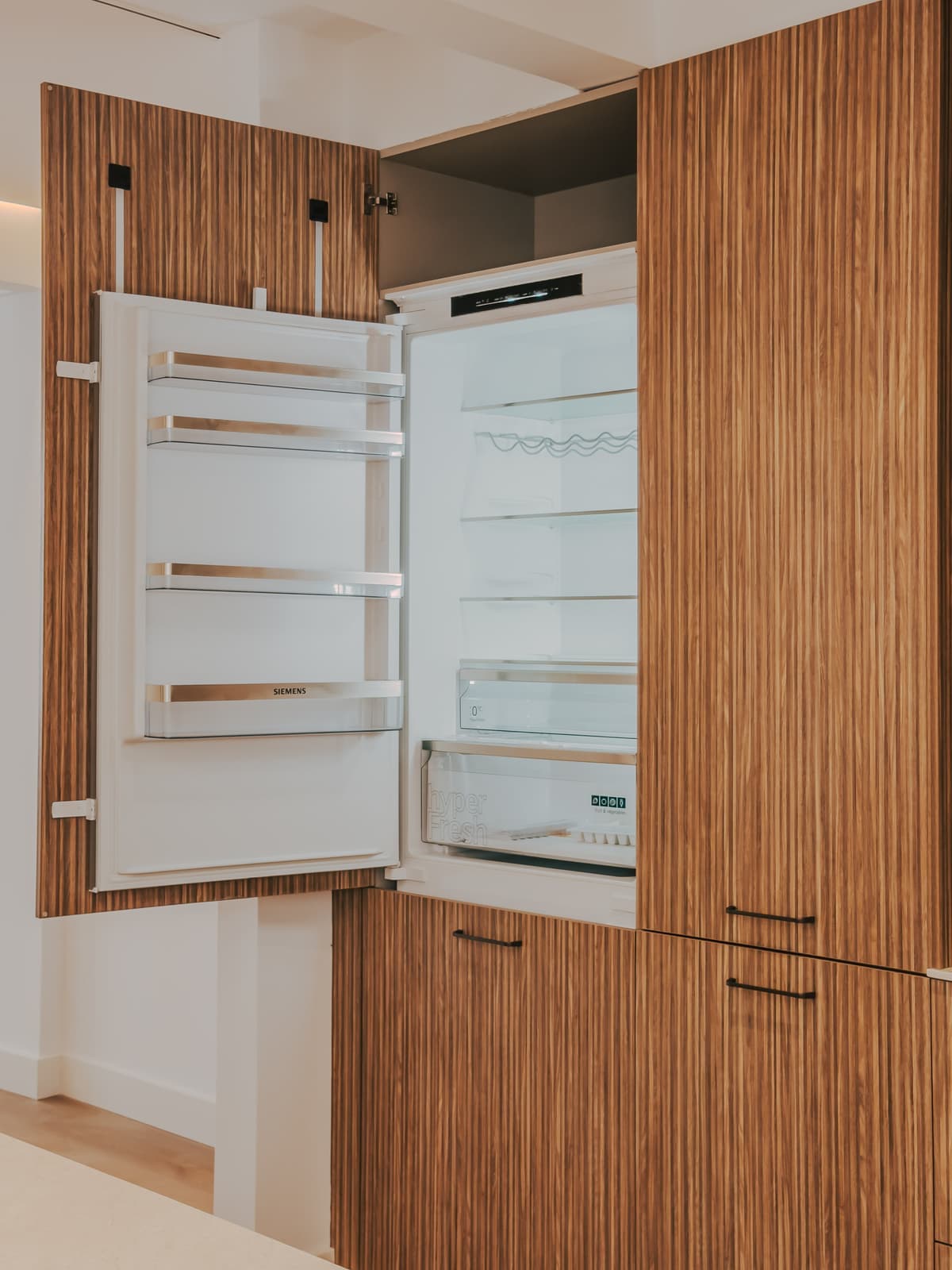 Cocina con isla y cerramiento de cristal - Imagen 8