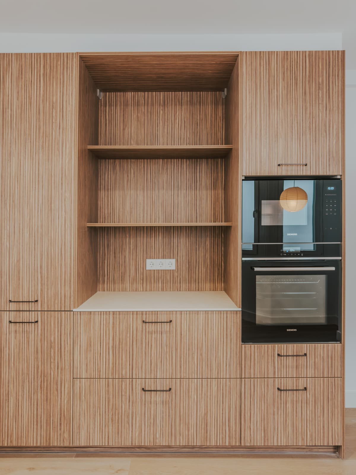 Cocina con isla y cerramiento de cristal - Imagen 7