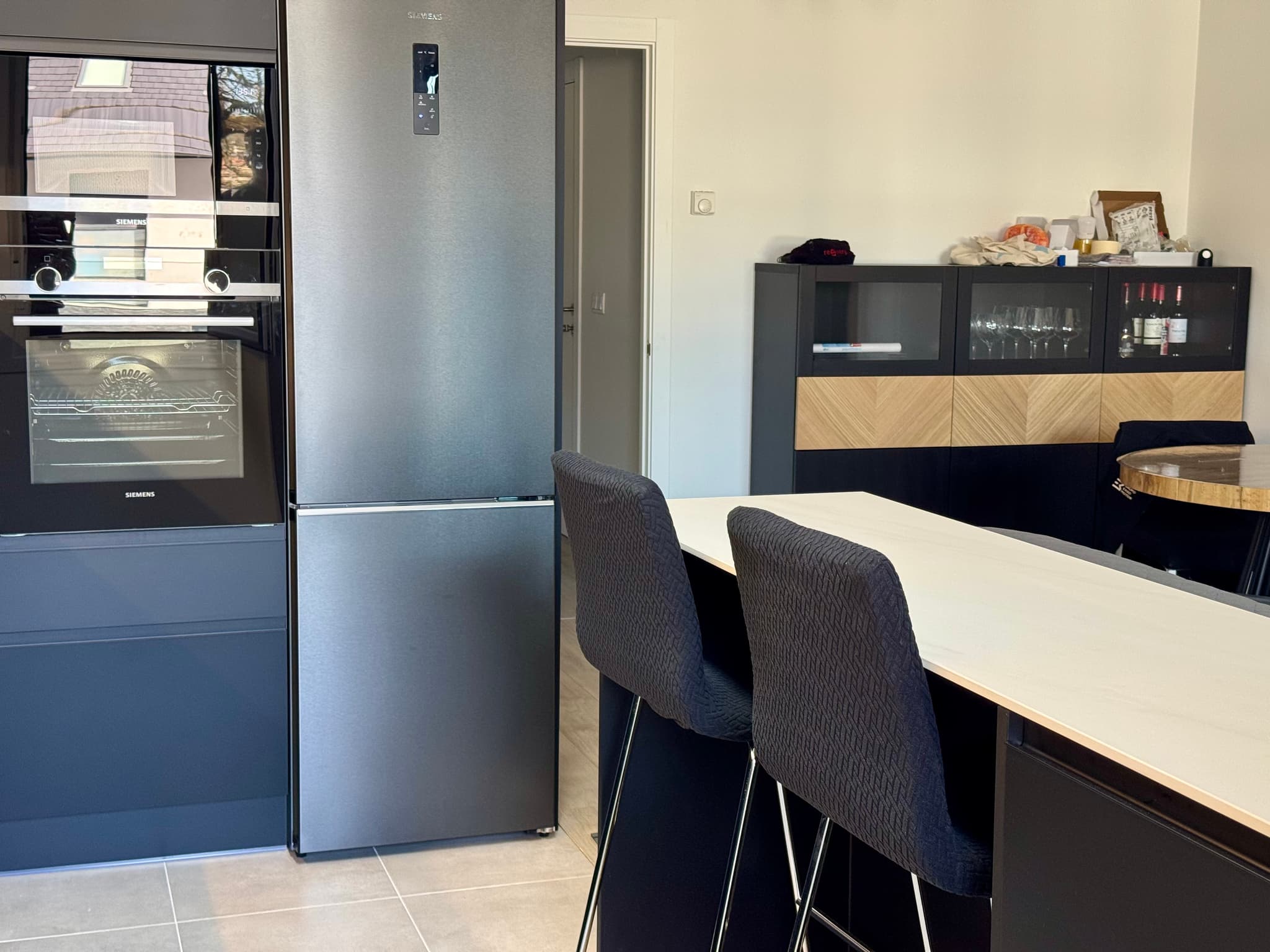 Cocina negra y nogal