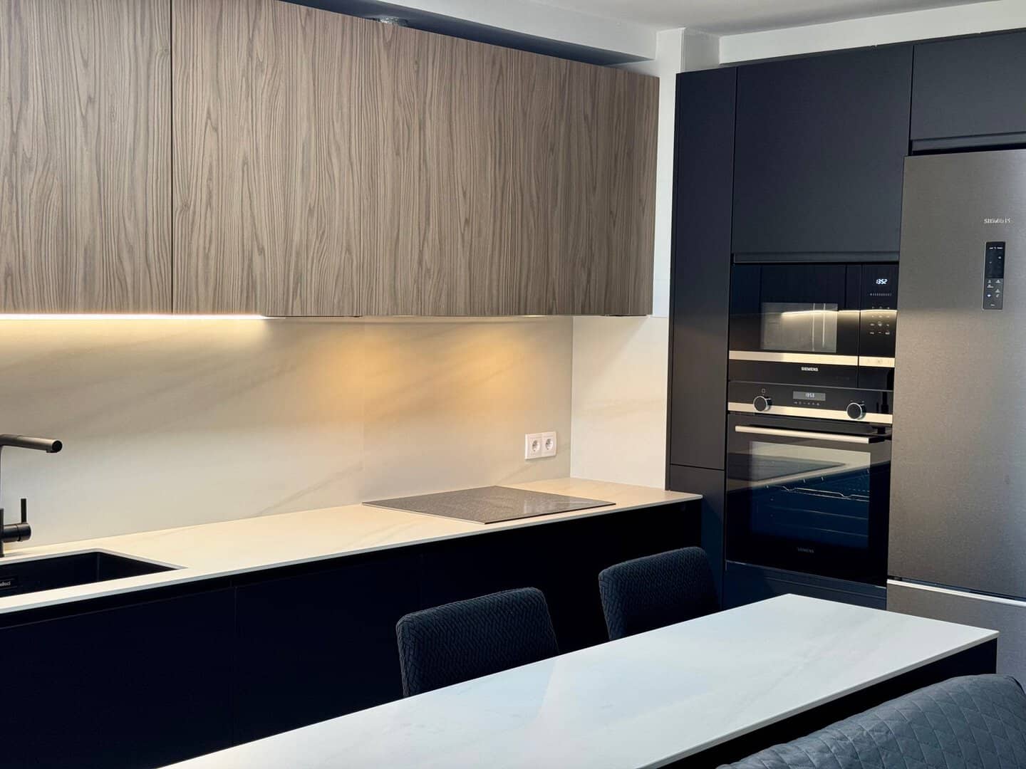 Cocina negra y nogal - Imagen 1