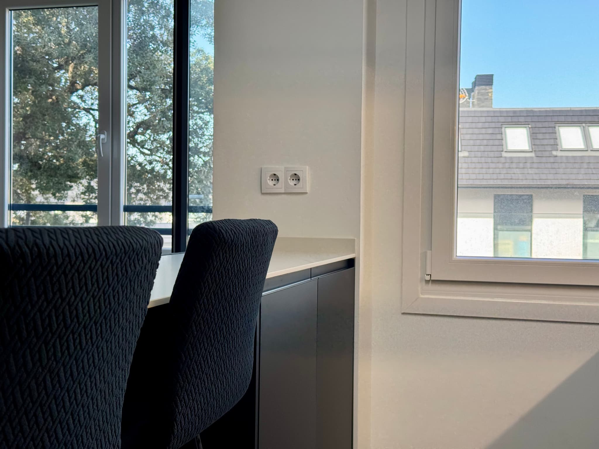 Cocina negra y nogal con iluminación LED - Imagen 2