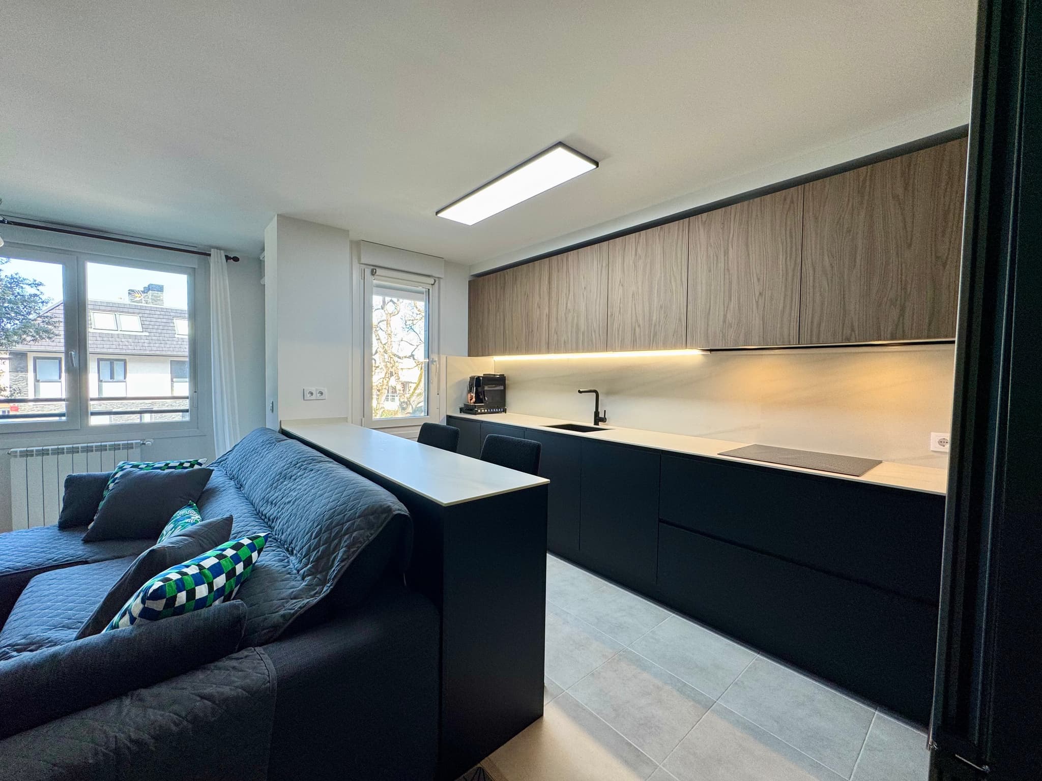 Cocina negra y nogal con iluminación LED - Imagen 3