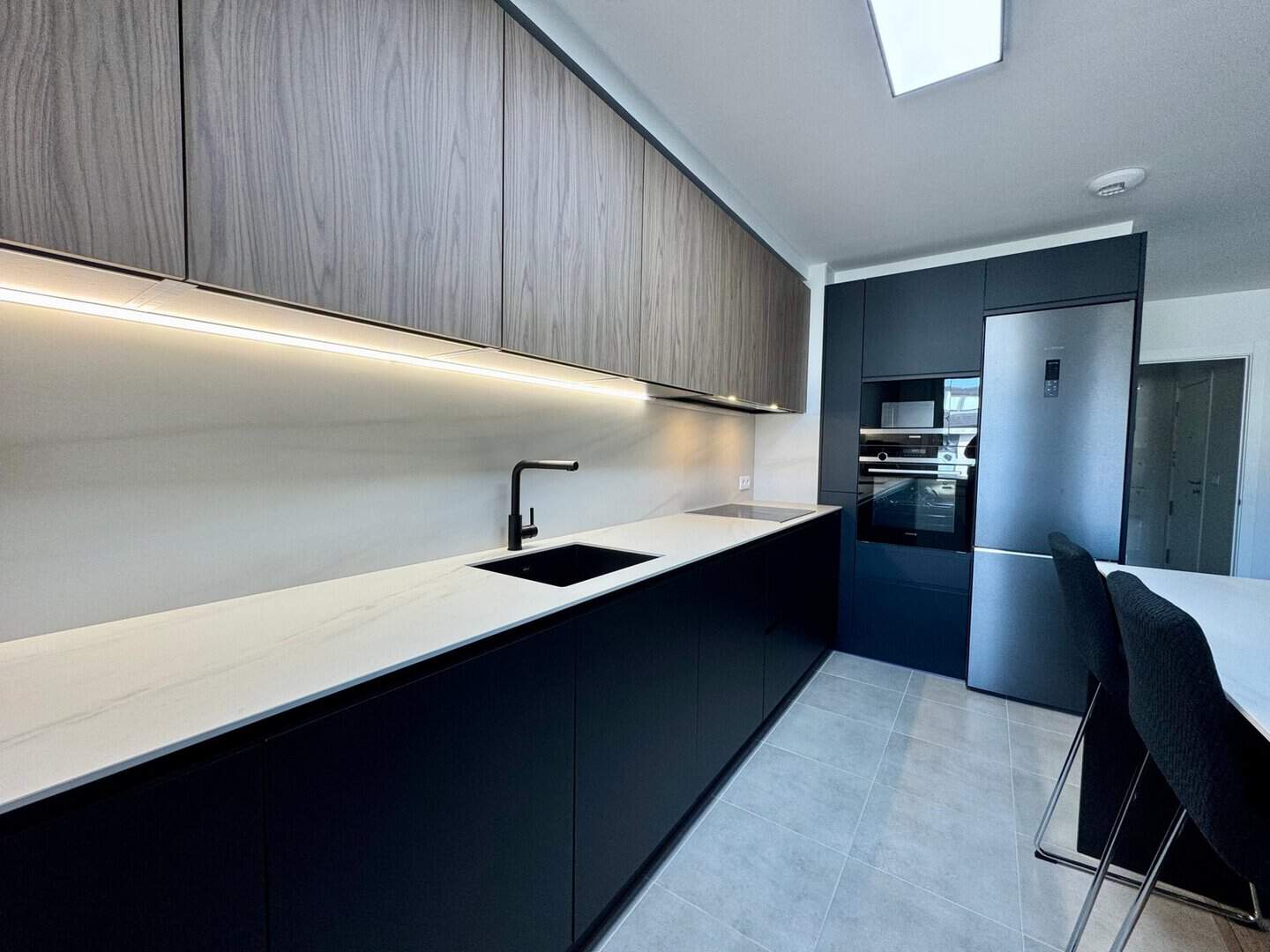 Cocina negra y nogal con iluminación LED - Imagen 4