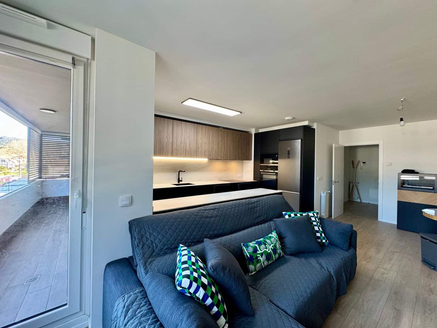 Cocina negra y nogal con iluminación LED - Imagen 5