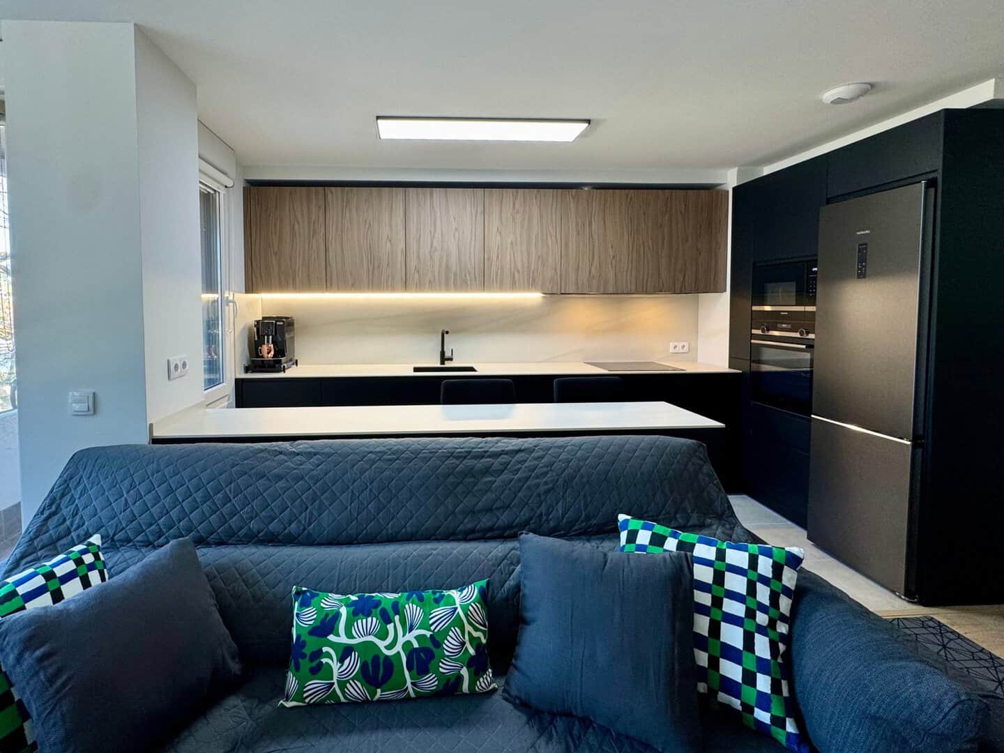 Cocina negra y nogal - Imagen 6