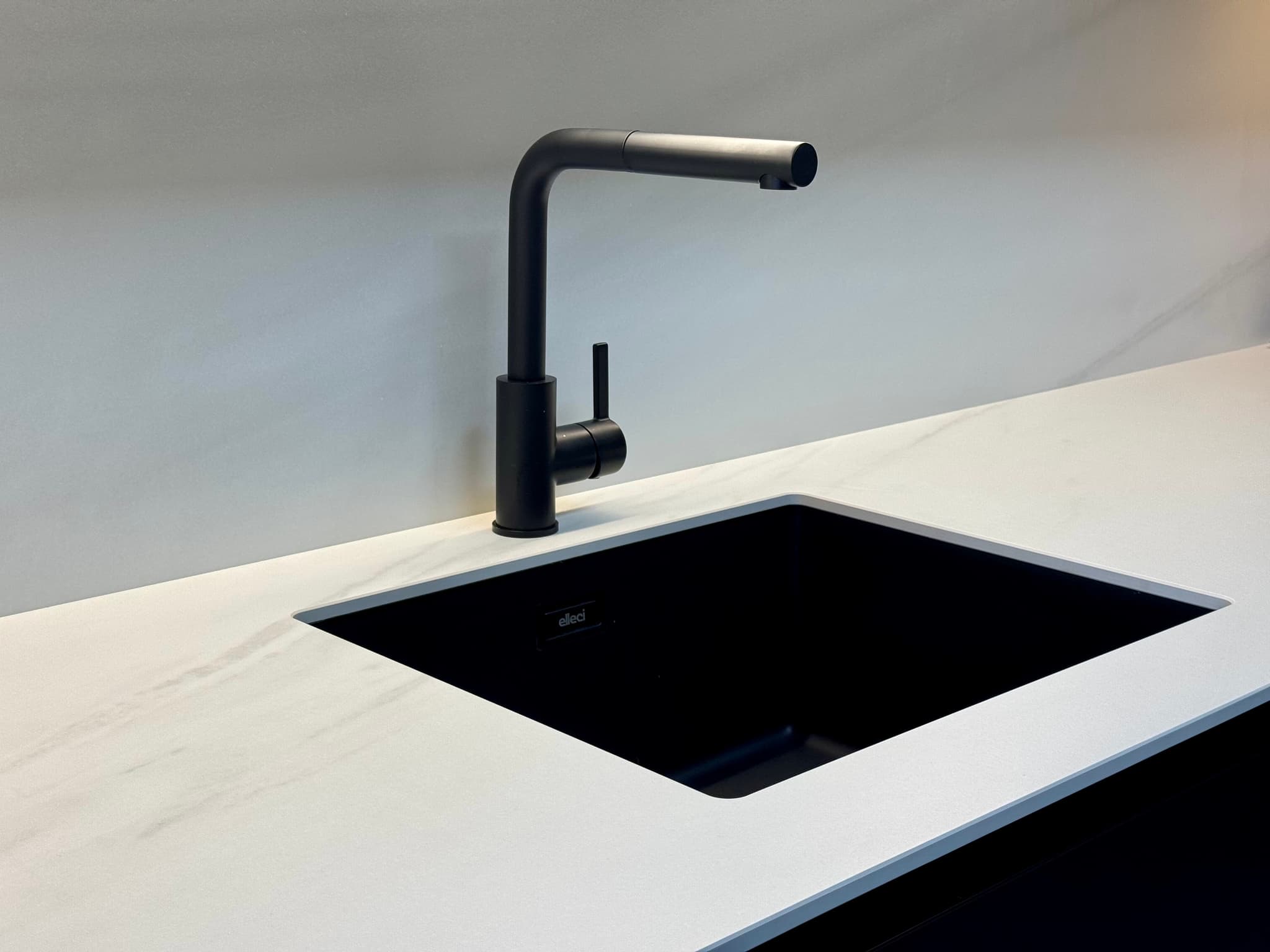 Cocina negra y nogal con iluminación LED - Imagen 7