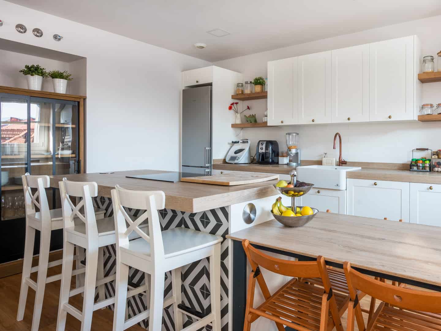 Cocina rústica blanca con puertas enmarcadas