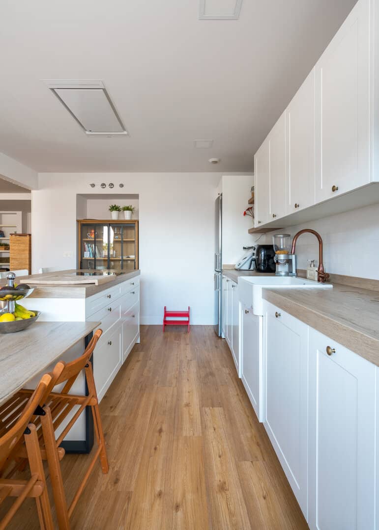 Cocina rústica blanca con puertas enmarcadas - Imagen 1