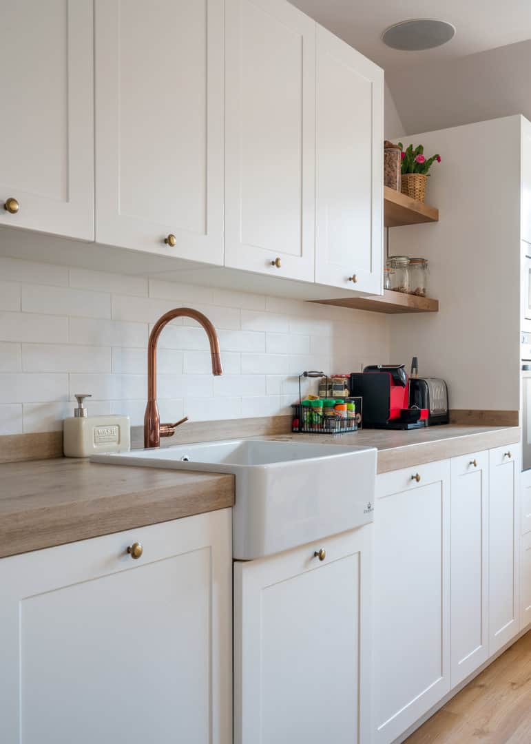 Cocina rústica blanca con puertas enmarcadas - Imagen 2