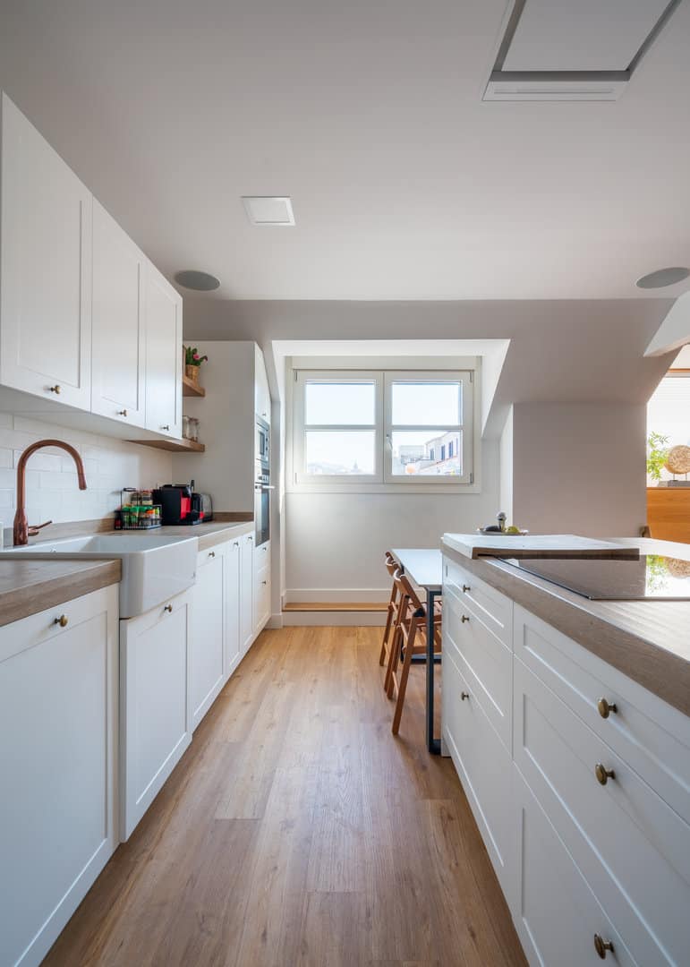 Cocina rústica blanca con puertas enmarcadas - Imagen 4