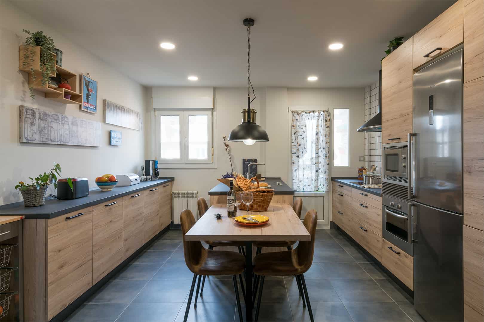 Cocina rústica en madera de roble natural - Imagen 8