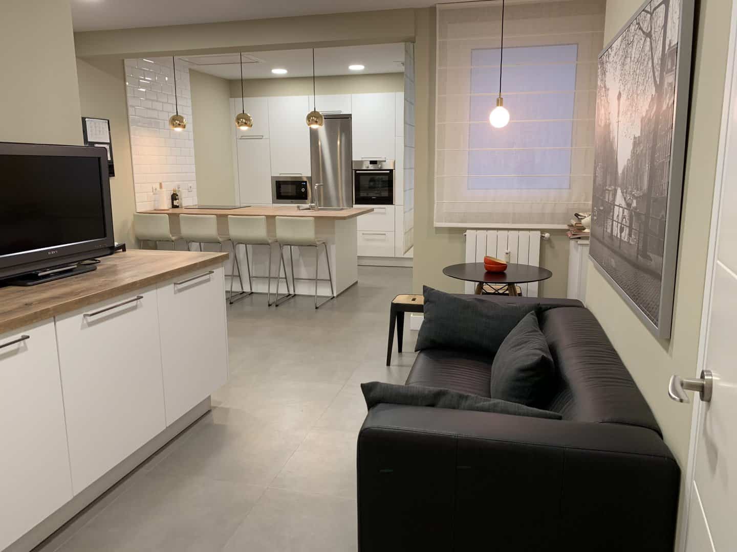 Cocina con zona de estar integrada