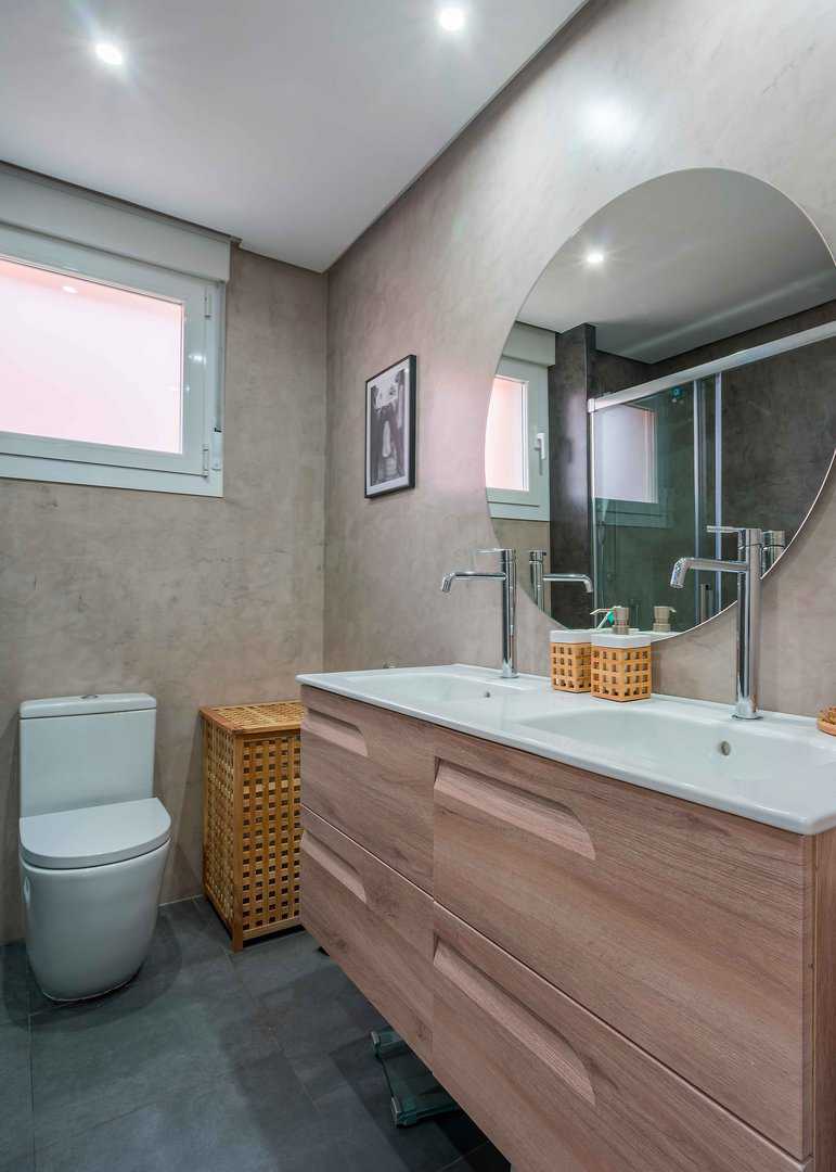 Diseño de baño moderno en cemento y cristal