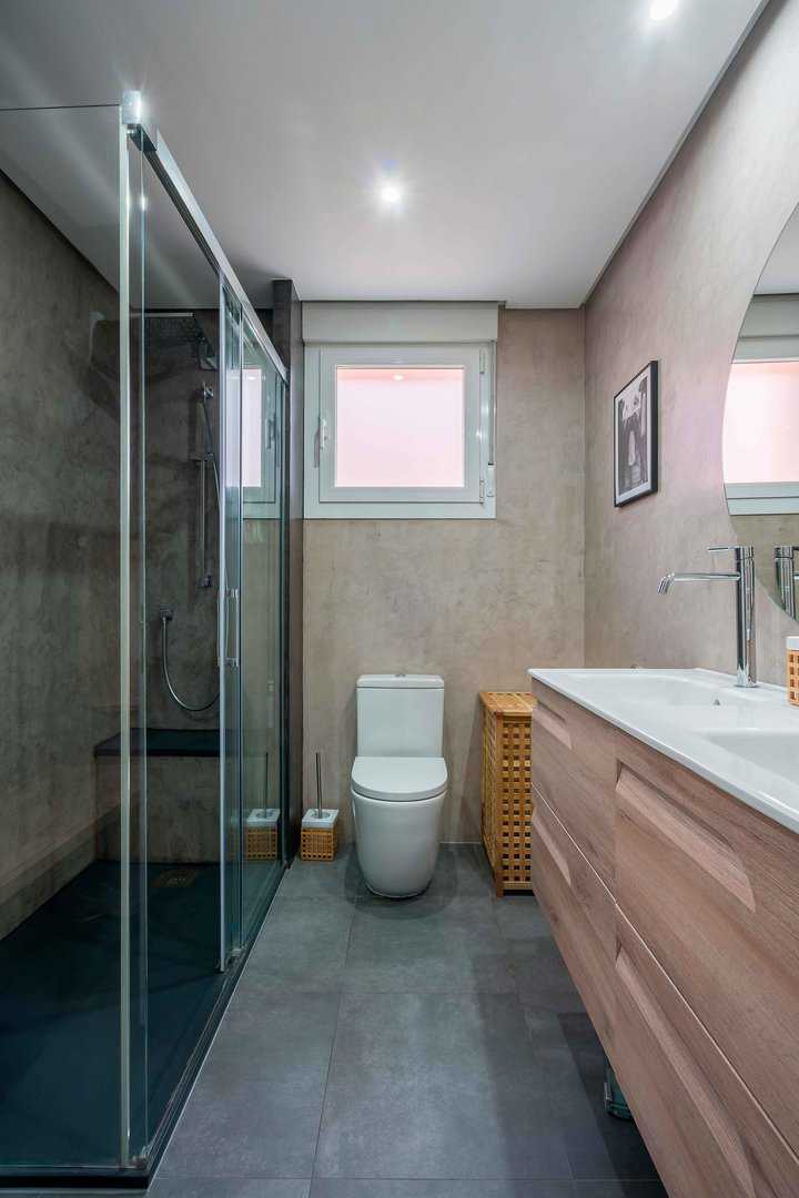 Diseño de baño moderno en cemento y cristal - Imagen 1
