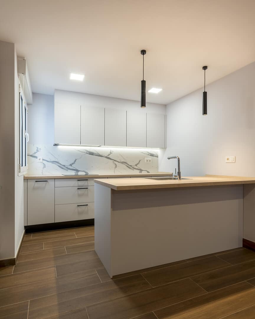 Encimera estratificada de aspecto madera - Imagen 7