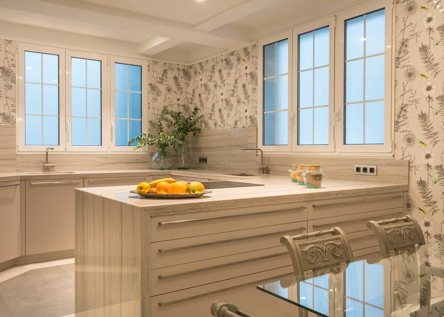 Cocina rústica con encimera de piedra natural - Imagen 1