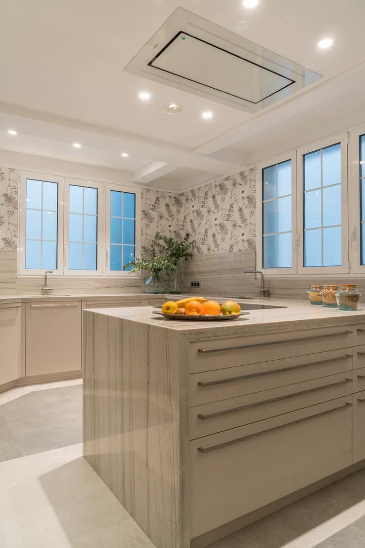 Cocina rústica con encimera de piedra natural - Imagen 9