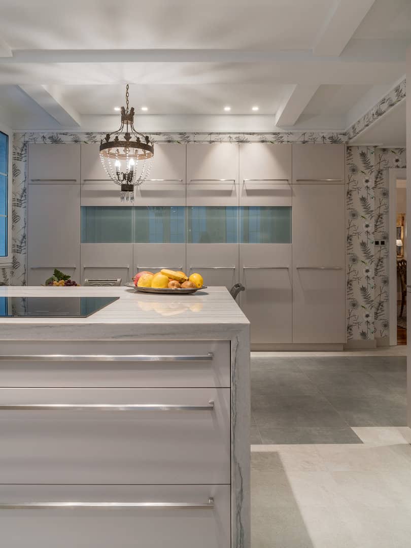 Cocina rústica con encimera de piedra natural - Imagen 10