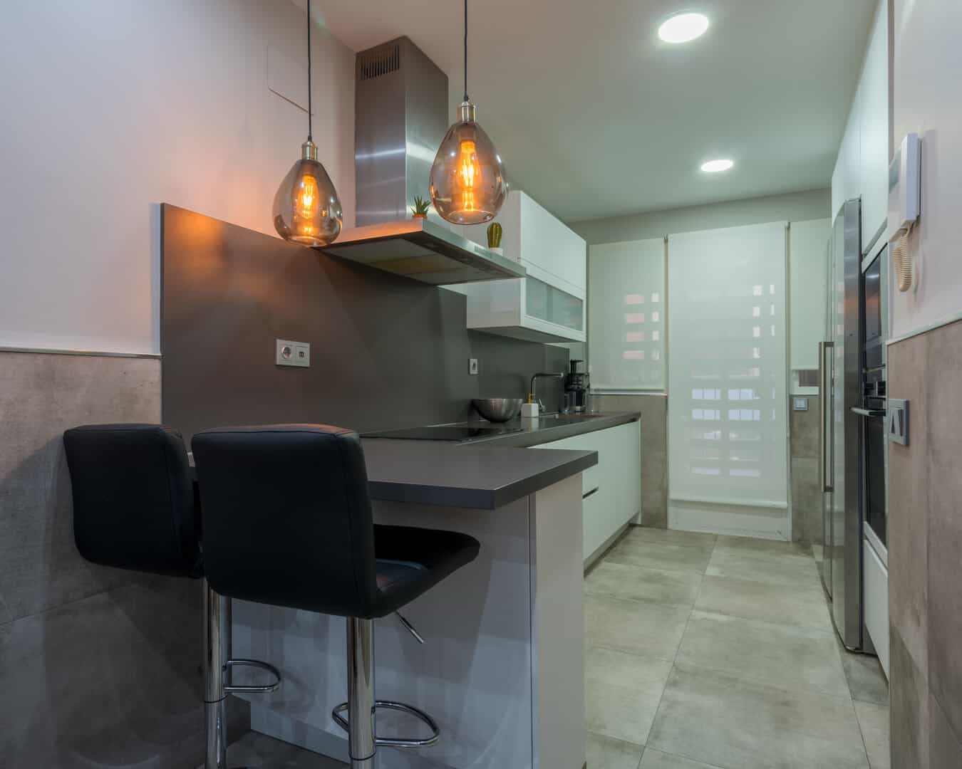 Encimera oscura - Imagen 1