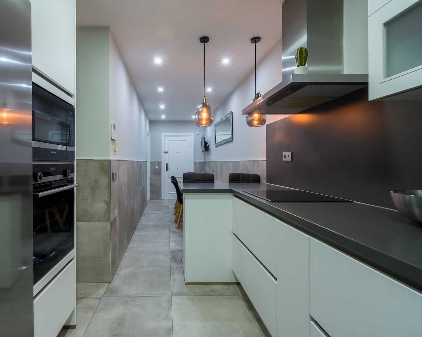 Cocina Blanca con Encimera Oscura — Cocinas en Bizkaia · imagen 7