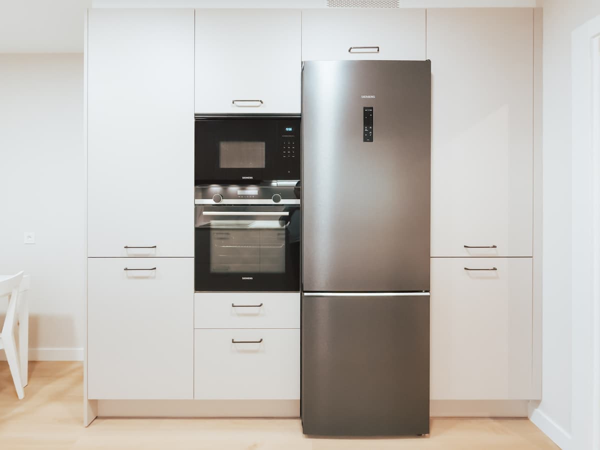 Reforma integral con cocina nogal y salón con iluminación LED - Imagen 6