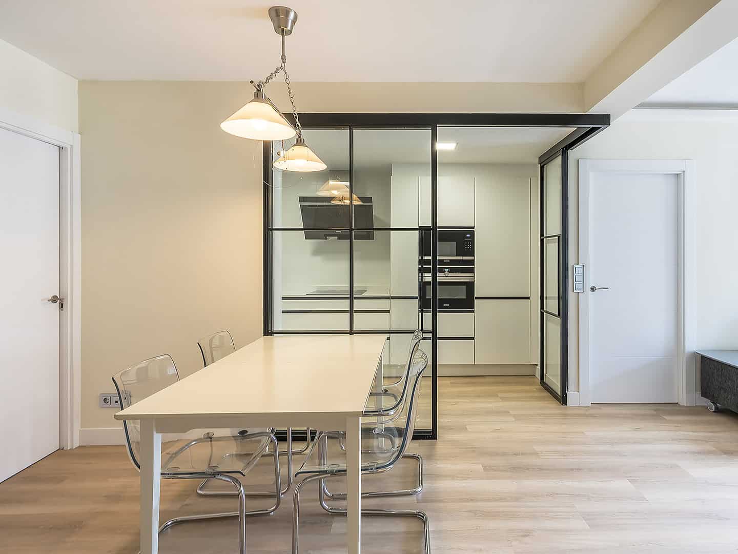 Cocina con tirador uñero negro y cerramiento