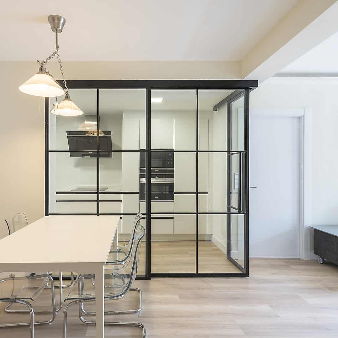 Cocina con tirador uñero negro y cerramiento - Imagen 1