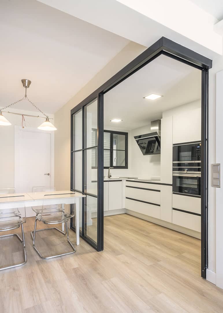 Cocina con tirador uñero negro y cerramiento - Imagen 3