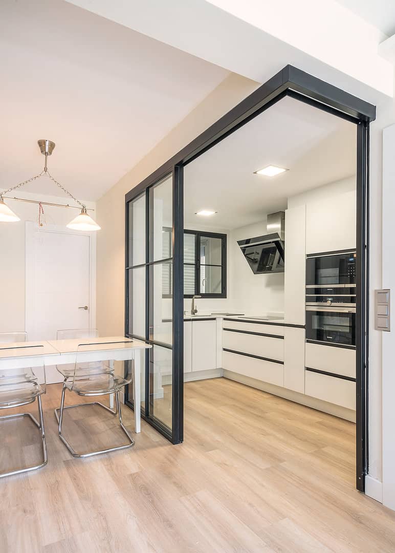 Cocina con tirador uñero negro y cerramiento - Imagen 4