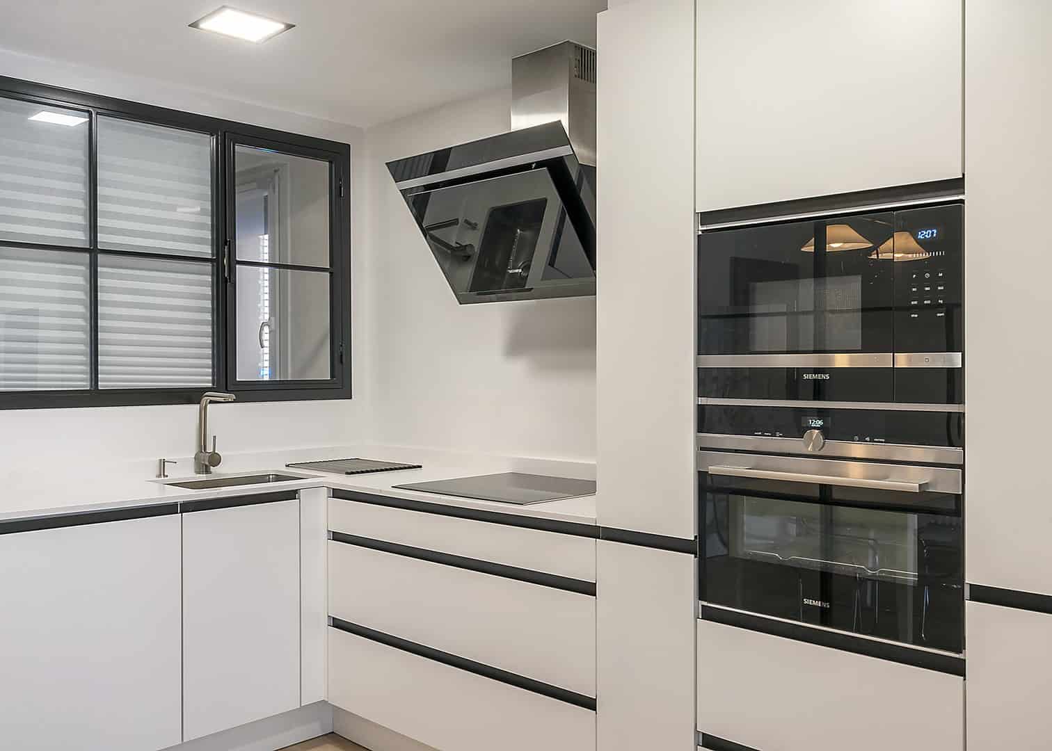 Cocina con tirador uñero negro y cerramiento - Imagen 6